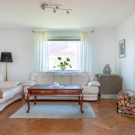 White & Bright Room In A Shared Apartment Göteborg Exteriér fotografie